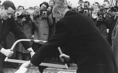 841745 Afbeelding van de feestelijke openstelling van de Weg No. 7 van Schoonhoven naar Lopik (later de M.A. ...